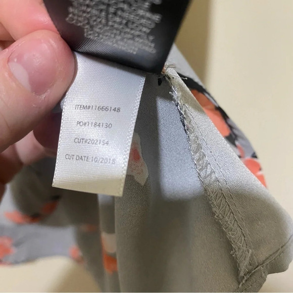 Womens Torrid Grey Casual Eyelet Short Sleeve Floral V-Neck Blouse Shirt size 1X - Picture 15 of 16